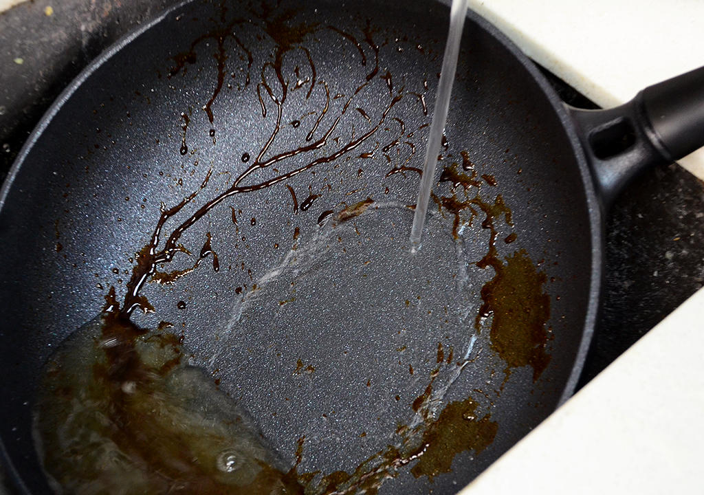 耐磨抗造，实力不粘！九阳大磨王爆炒不粘锅：大火爆炒更美味
