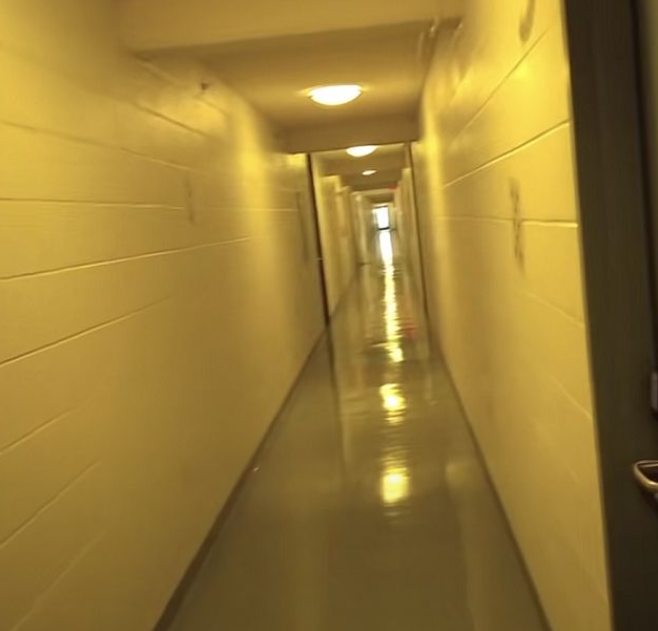 大学寝室“鬼屋”第一视角，“阴间宿舍”成焦点，学生直呼不敢住