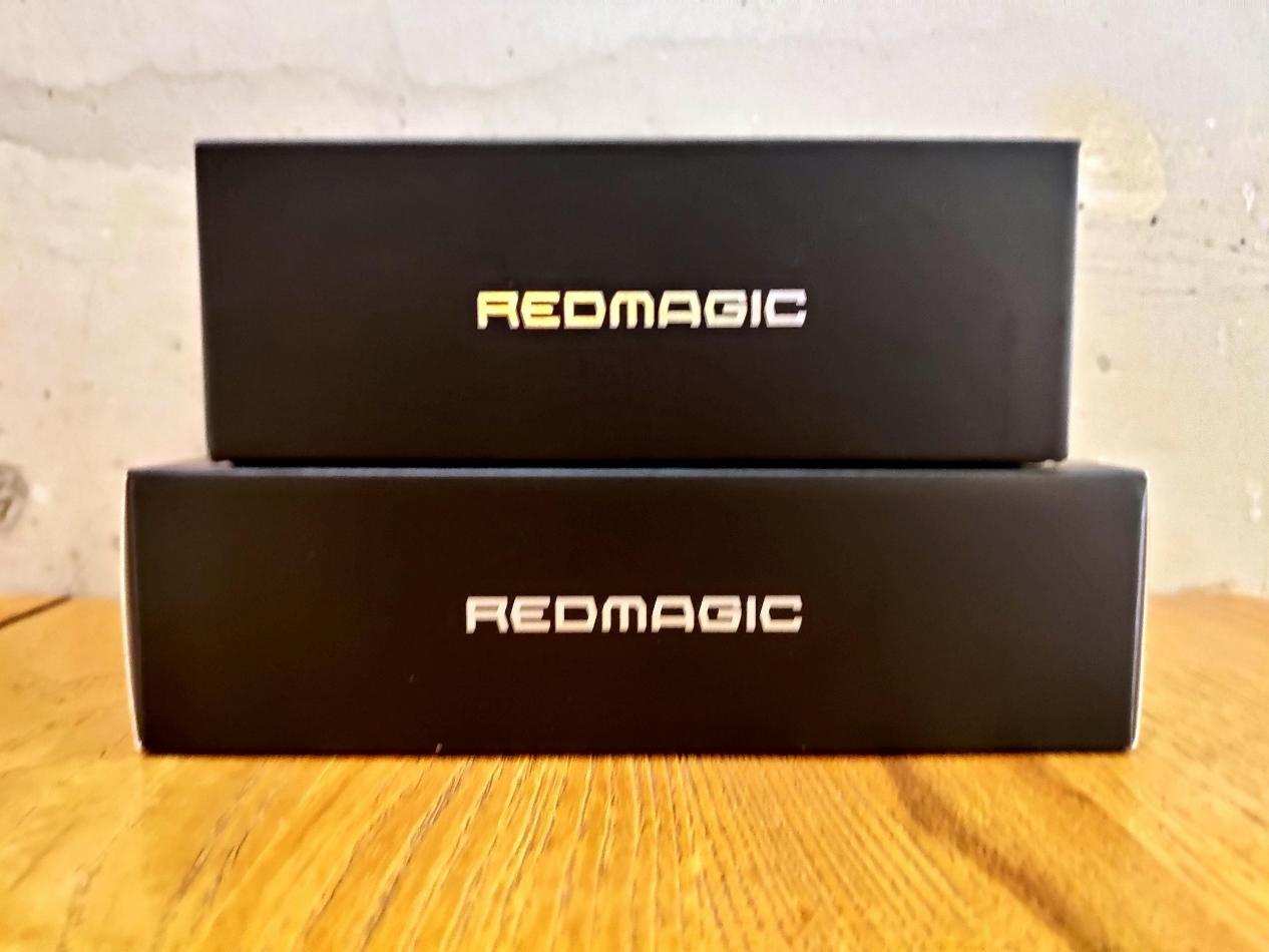 新旧两款对比，新红魔涡轮散热背夹效果更冷、更酷炫