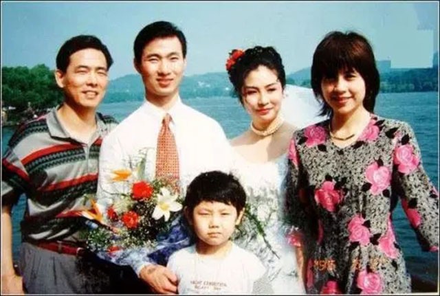 国乒文体恋仅蔡振华圆满，相濡以沫34年，曾和妻子住15平米小屋