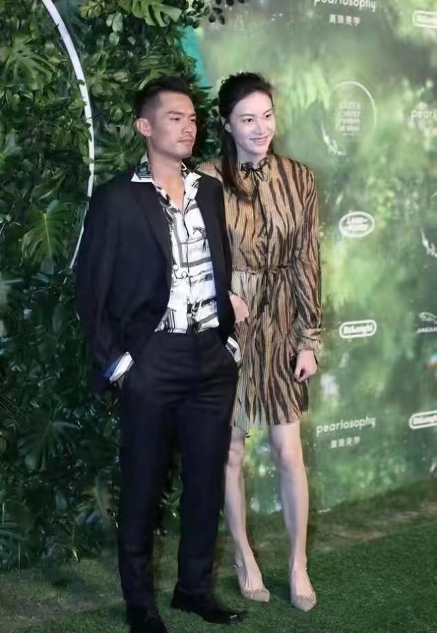 林丹谢杏芳霸气亮相，虎纹连衣裙上身韵味十足，但却妆发不搭调