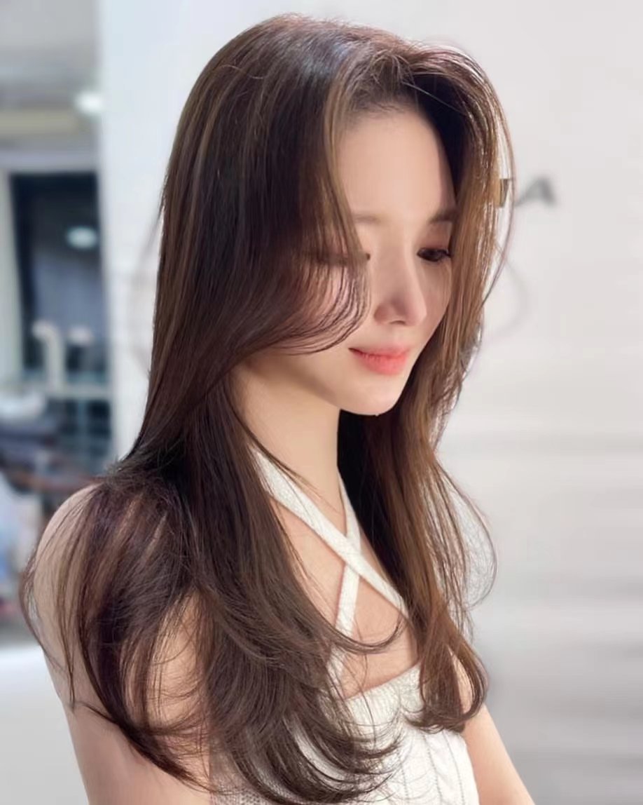 头发染色2022年最新流行颜色(最时尚显白的发型)