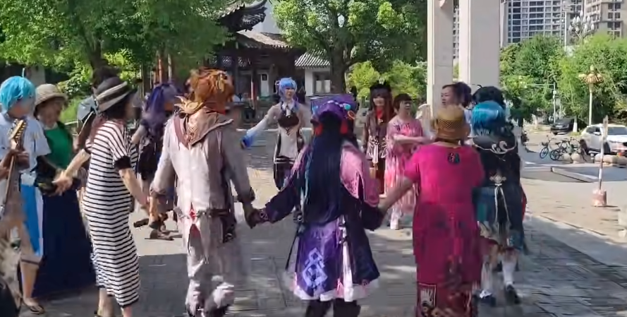 广场Cosplay《原神》大妈：这衣服挺好看的！-哪边嗨