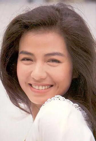 美人沟下巴(林青霞下巴美人沟,陈红圆中带方,都是顶级美女的标志)