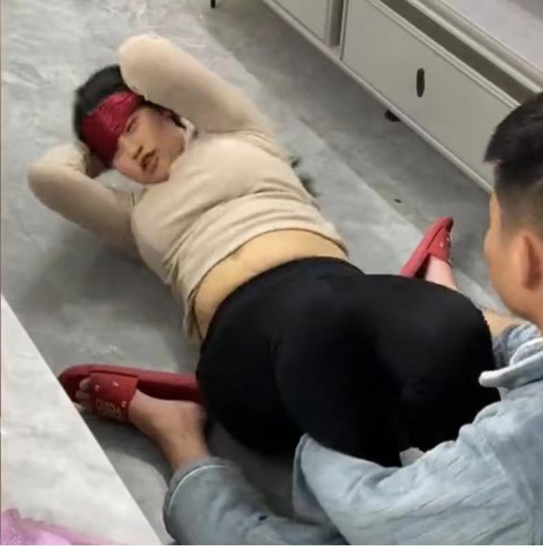 河东狮吼电视剧在线(女子饭后做仰卧起坐一直起不来，急眼了来一招河东狮吼，老公乐了)