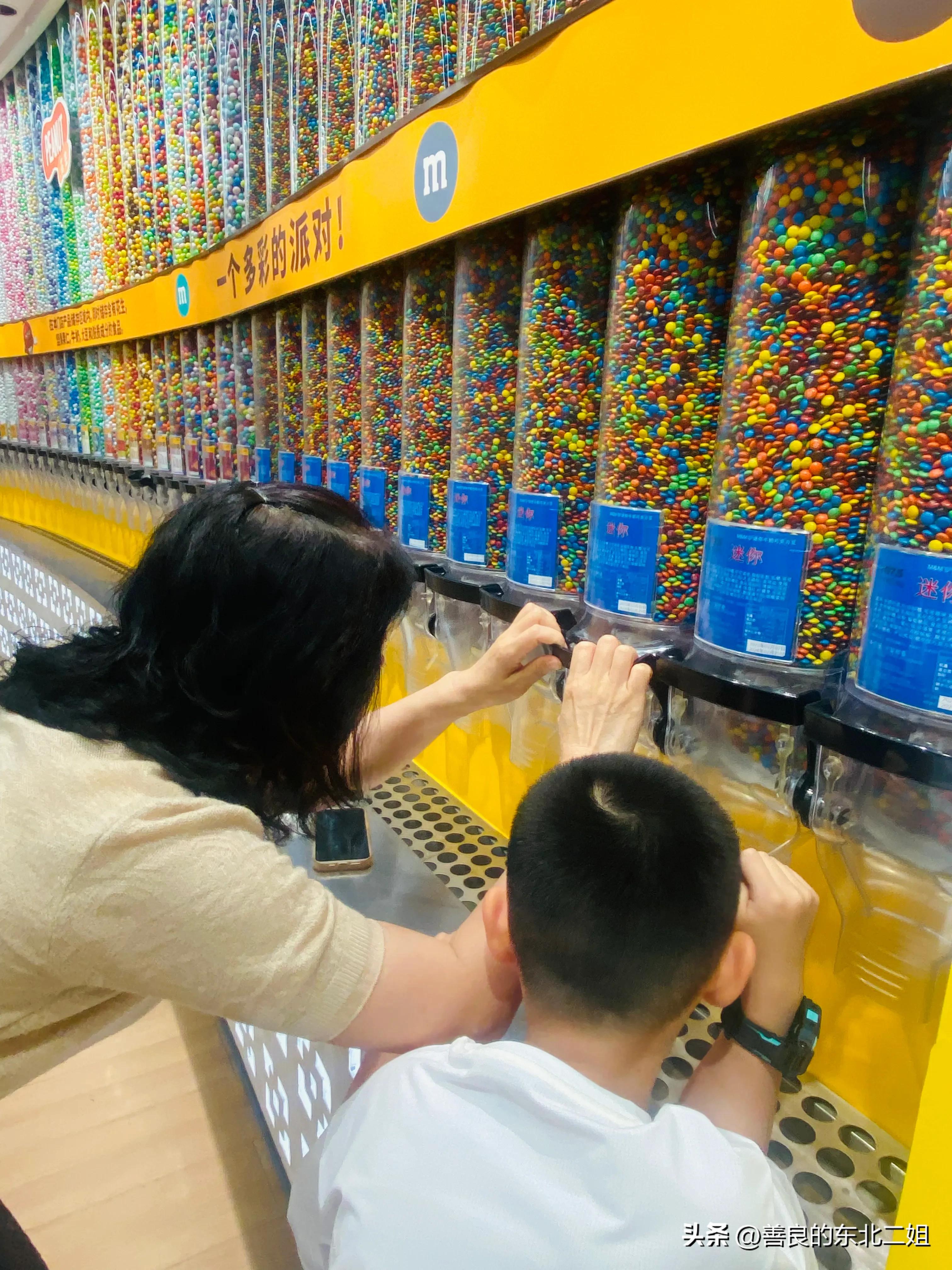 老阿姨和外孙的上海之旅：童眼看上海
