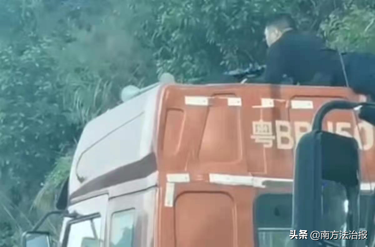 深圳警方通报一男子路口劫持人质（警方表示现场已处置完毕）