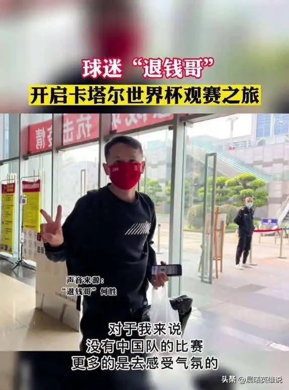为什么你喜欢看足球</h2>
<p>　　球迷对球队极度忠诚。不知道大家有没有发现，球迷对于自己支持的球队总是非常疯狂。他们不惜请假也要看球赛的实况直播，其中的一部分人还必须要亲身到现场去为球队加油助威。说到这里，我不禁要感谢国足：他们用自己的实力，保证了咱们国家的球迷能够在平时安心上班，不耽误工作，还能在有重大赛事时，促使我国球迷为我国的国际航空业和卫星转播事业，做出突出贡献。</p>
<p>　　<img decoding=