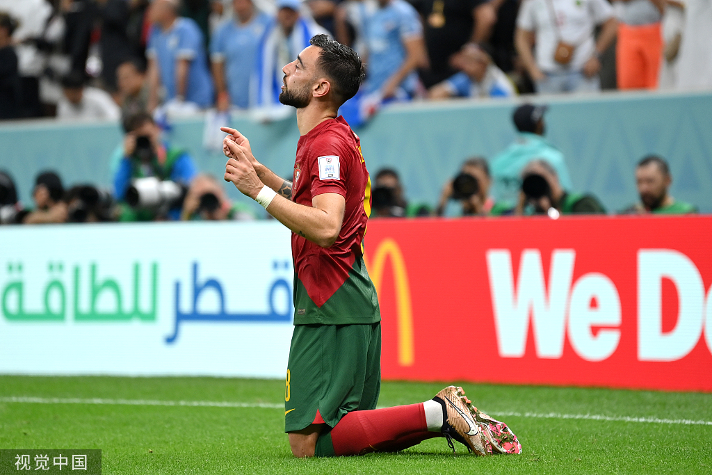 世界杯葡萄牙vs乌拉圭优酷（世界杯｜B费诡异传中破门+点射 葡萄牙2-0乌拉圭）