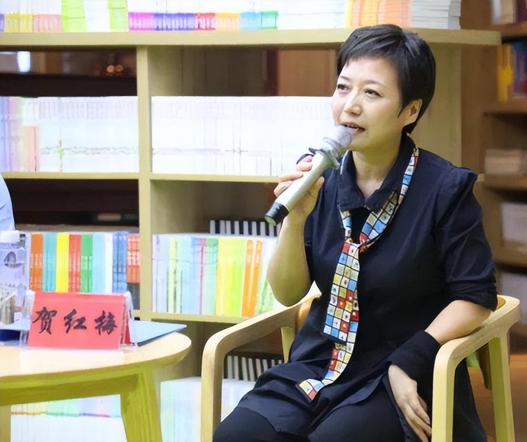 央视主持人贺红梅：事业顺风顺水，如今54岁婚姻状况成谜