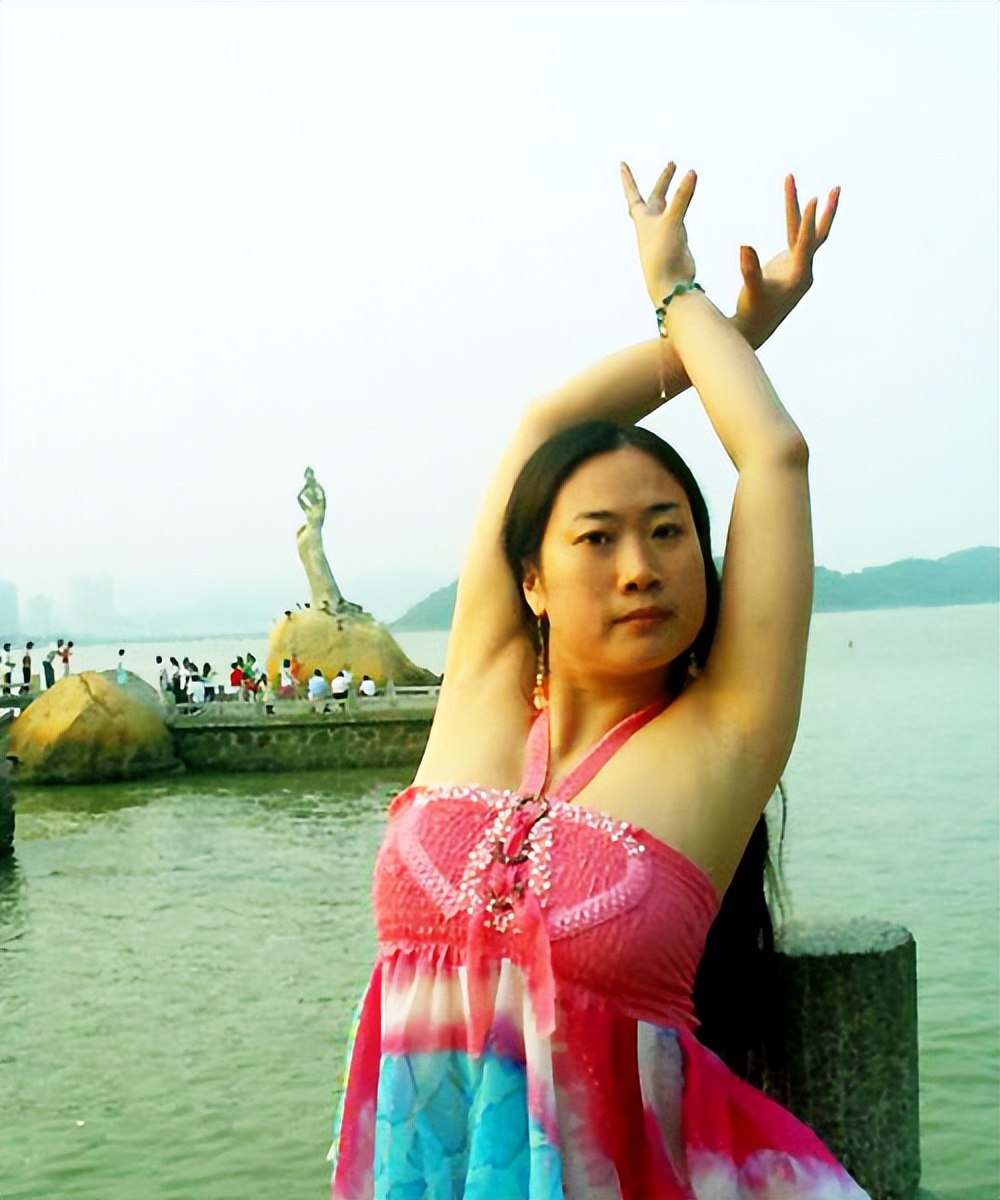 她是网红鼻祖:18年前扮丑出名,未婚生子被弃,今45岁身家过亿