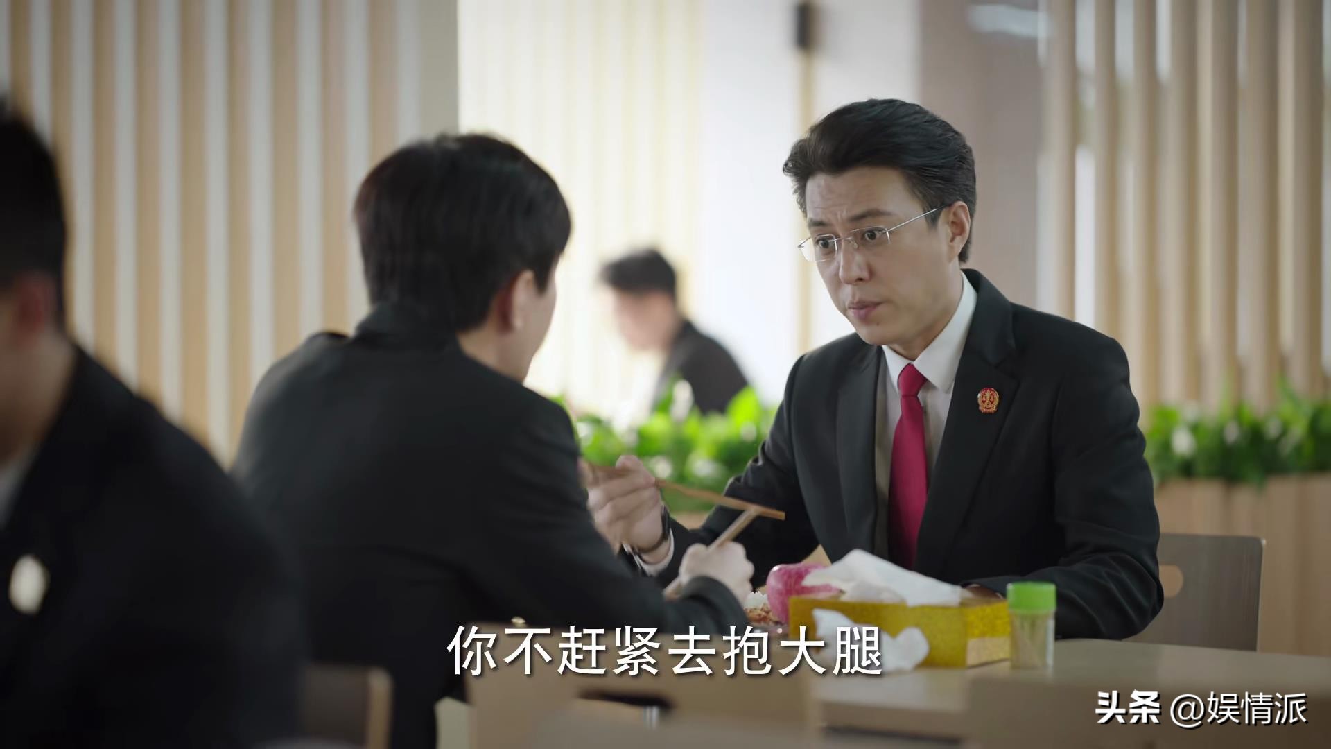 男人底线演员表(《底线》才上线2天,便连续拿下了 8次冠军,靳东这次有