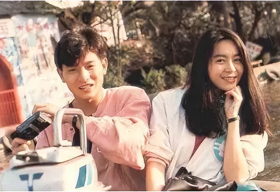 林安琪神色抑郁,根本没心思欣赏周围风景,交流几句后,向刘德华提出了