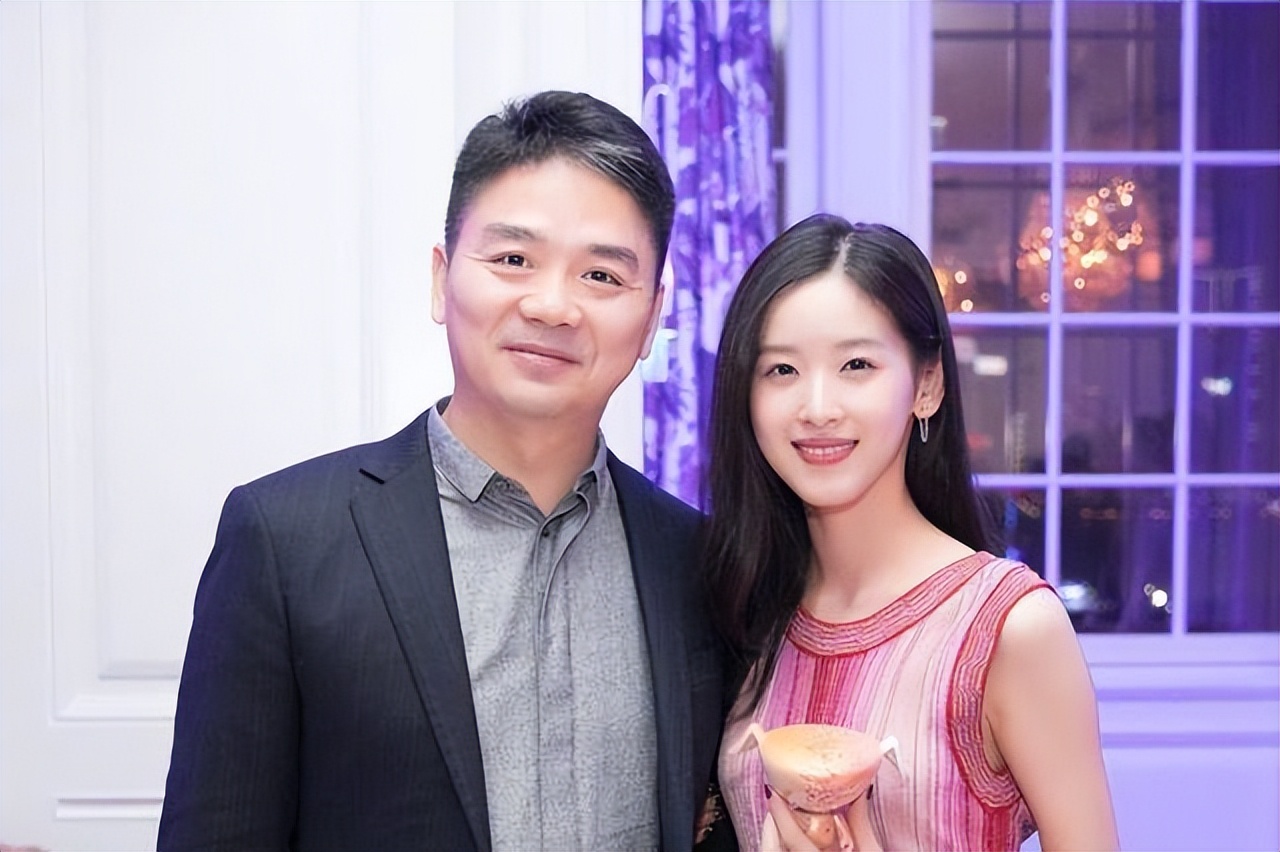 052018年,刘强东前往美国明尼苏达州参加一个课程.