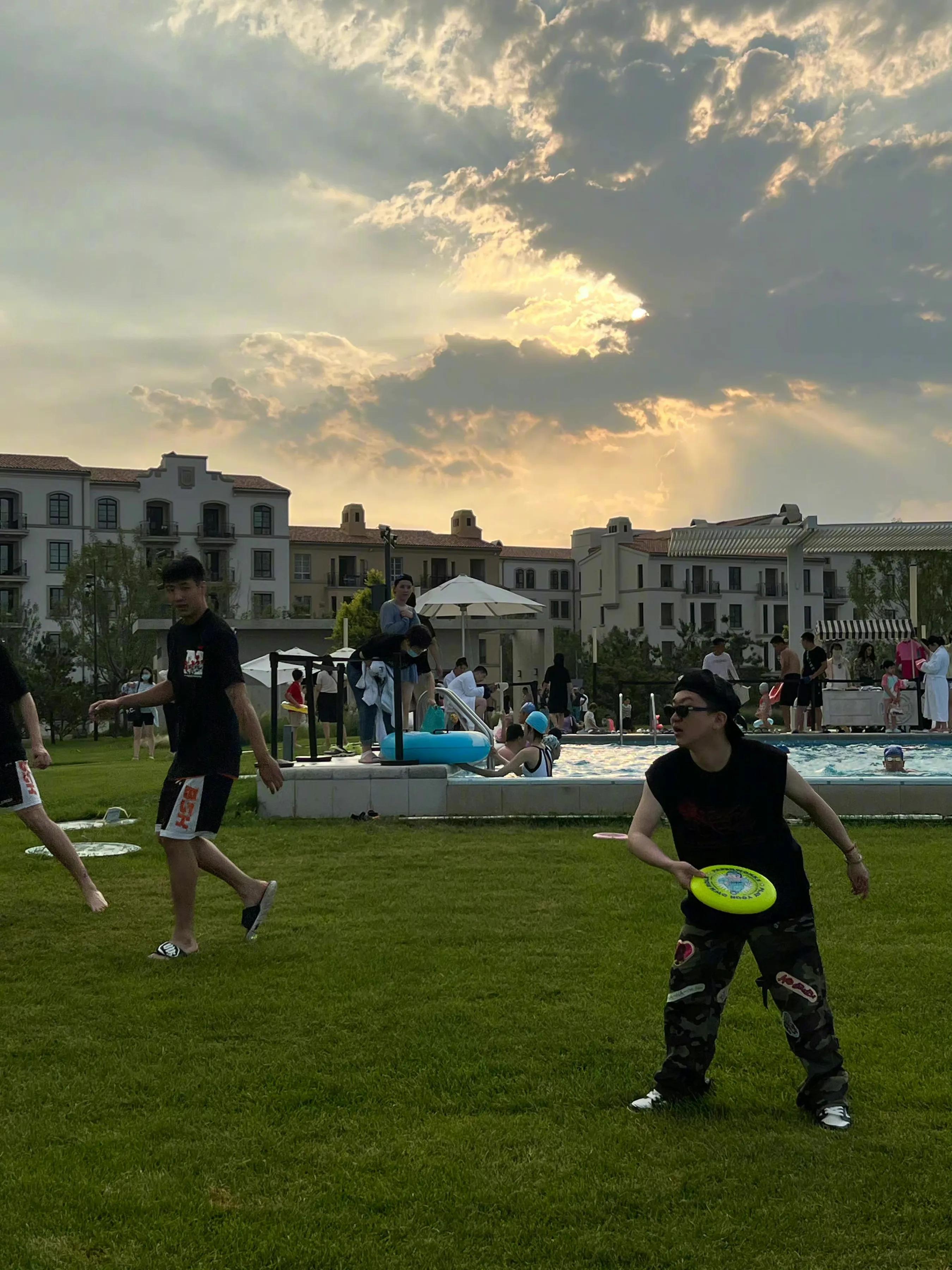 张大大的海边飞盘照好帅！真是要颜值有头发，要身材有裤子