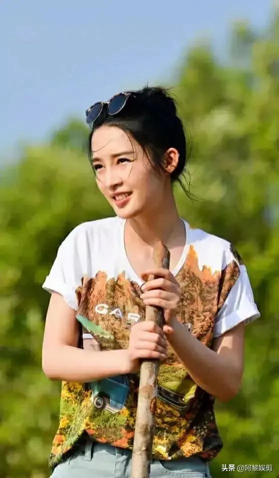 李沁海滩高清图