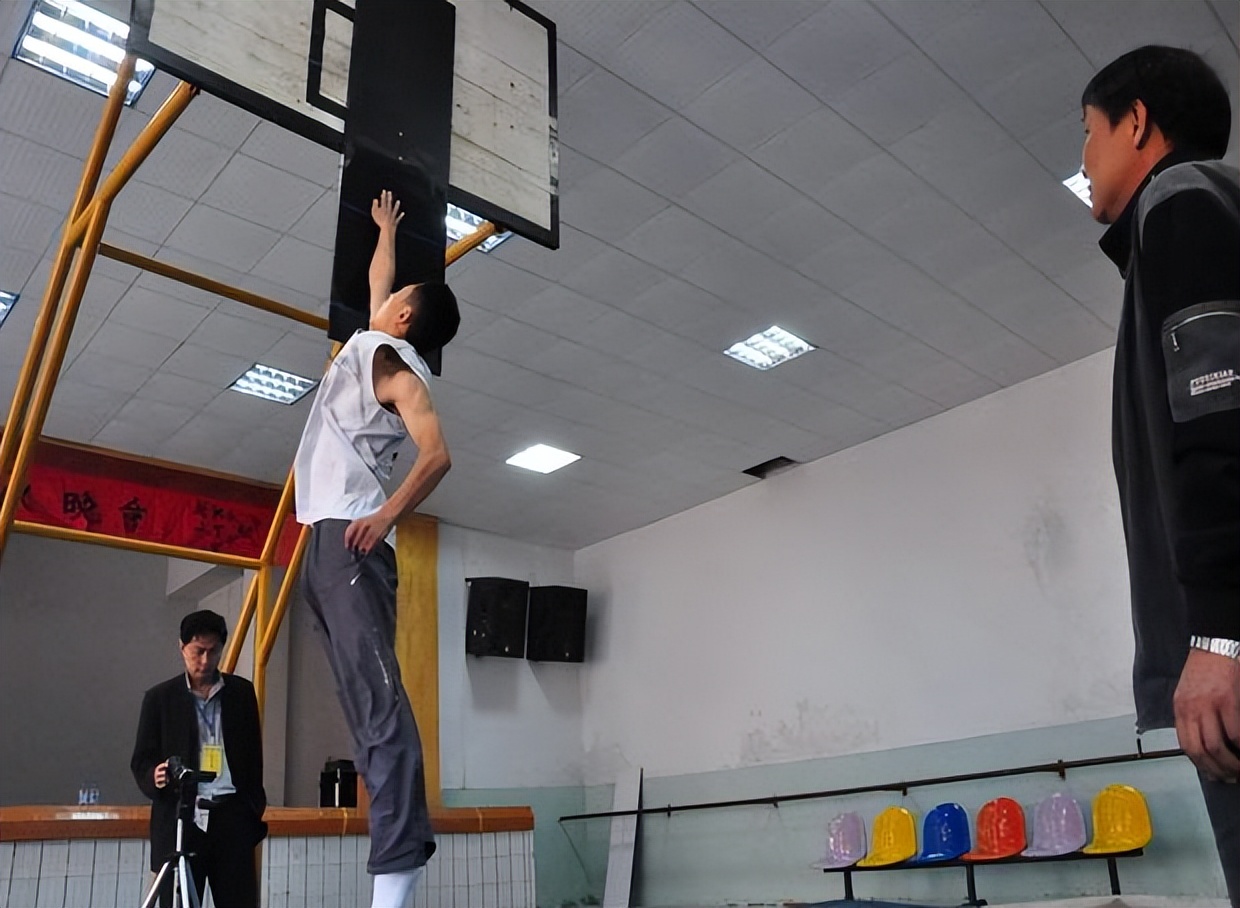 纵跳摸高有些同学对纵跳摸高可能不太熟悉,因为大学体测没有,平时体育