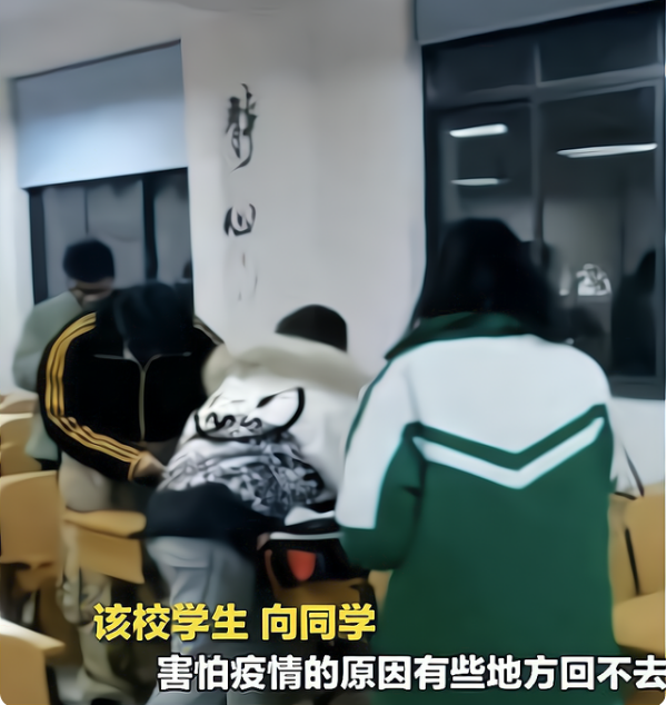 湖南一高校突然取消考试，提前放假，大学生开心得放烟花庆祝