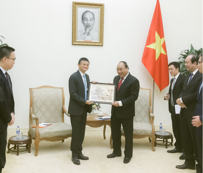 2017年，与马云对话的越南大学校花吴庆玲，如今已毕业考虑从商