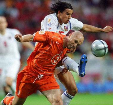 2004世界杯在哪个国家举行（2004年欧洲杯：冷门与颠覆齐飞，青春共激情一色）