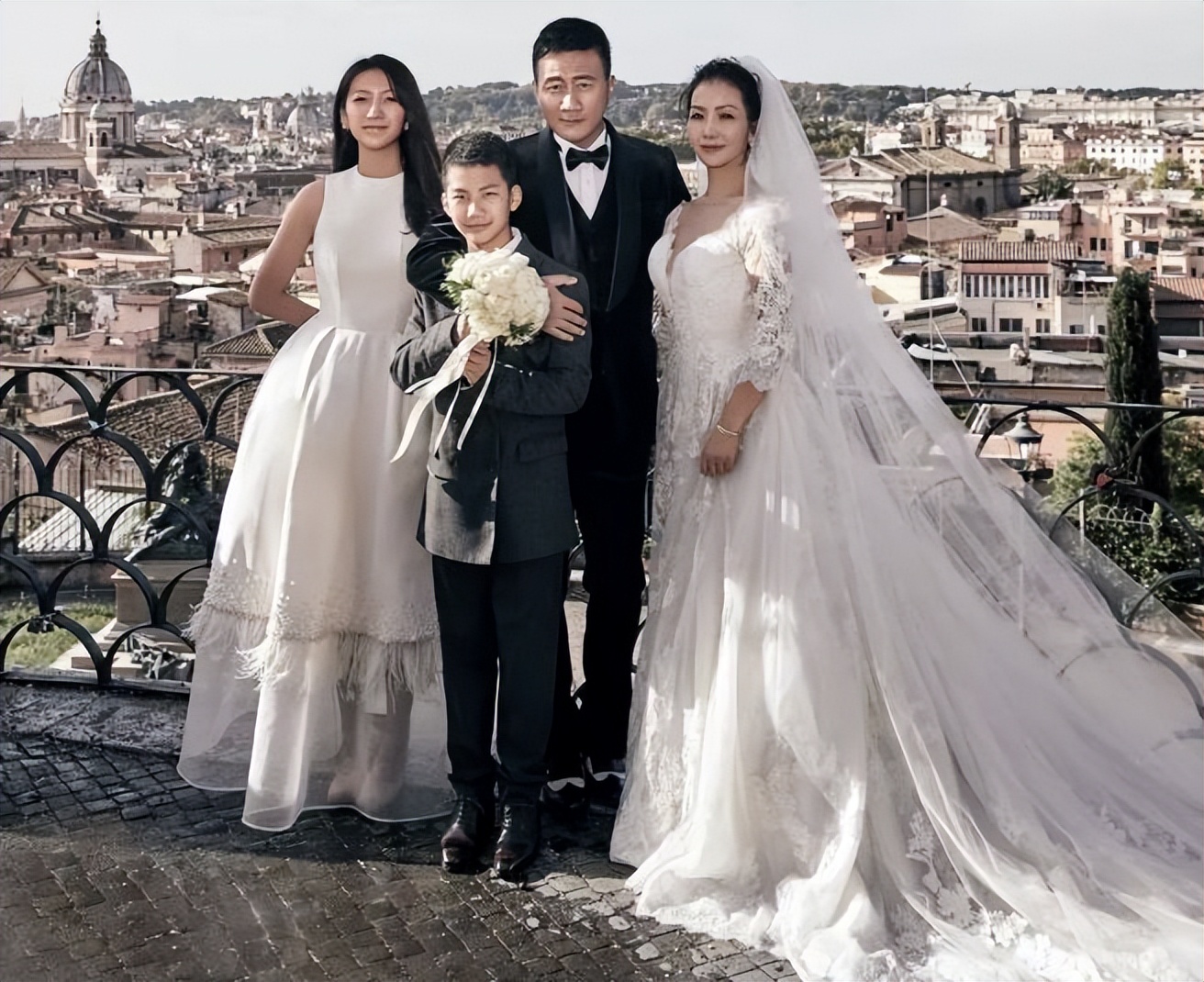 胡军太太带子女登上杂志封面，13岁康康帅气如明星，比爸爸更man