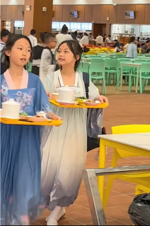 广东一学校设立汉服日，校内仙气飘飘，一男生穿龙袍打饭引人注目
