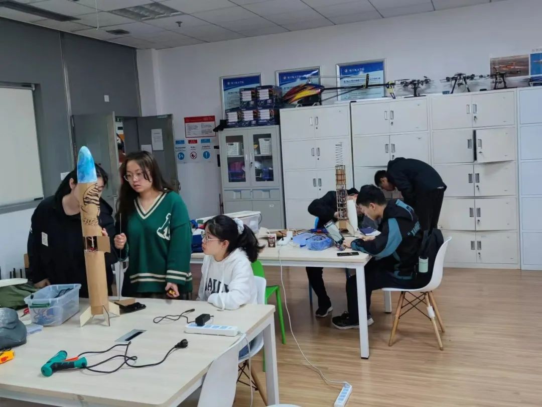 中青报聚焦！教学生制造火箭和飞行器，电子科技大学“宝藏”课程太酷了！