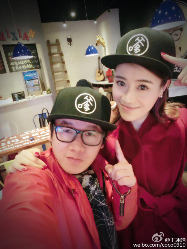 知名女主持人晒照官宣婚讯,老公高大帅气,曾与杨吕传绯闻