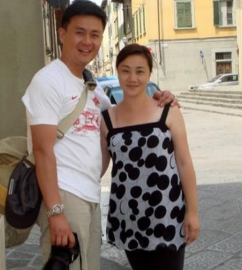 演员邢岷山:娶恩师女儿为妻,宠妻如宝30年,带着岳父母拍戏