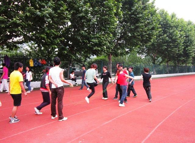 将厨艺设为必修课，让学生学会做家乡菜，这所学校做法让人称赞