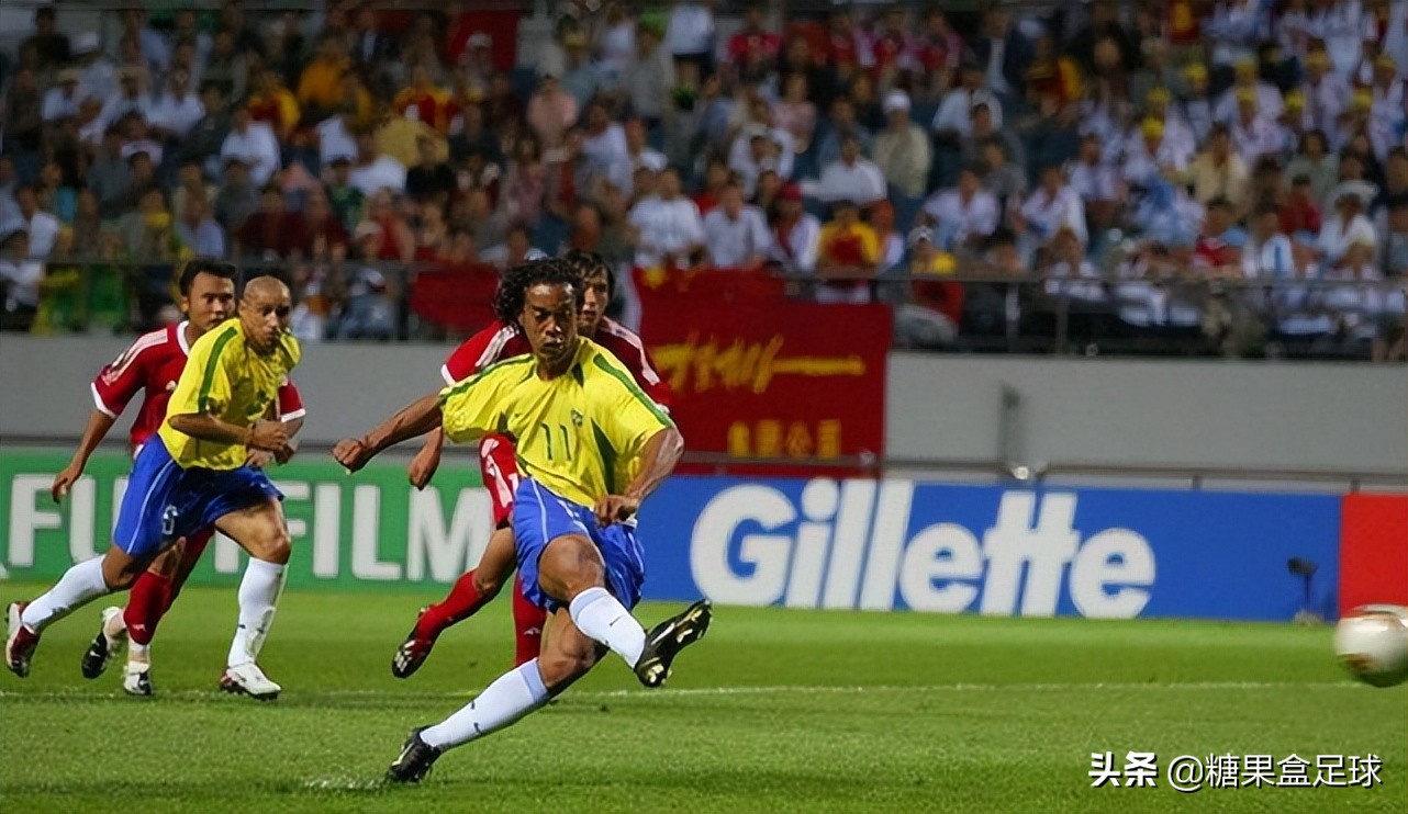 FIFA梦幻世界杯(FIFA推出世界杯最新特辑：国足 李玮锋成为小罗背景板)