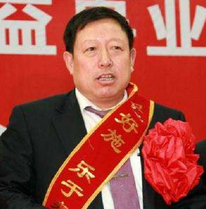 陕西前首富落马记，靠豆腐发家，十年买8个煤矿，送村民60套别墅