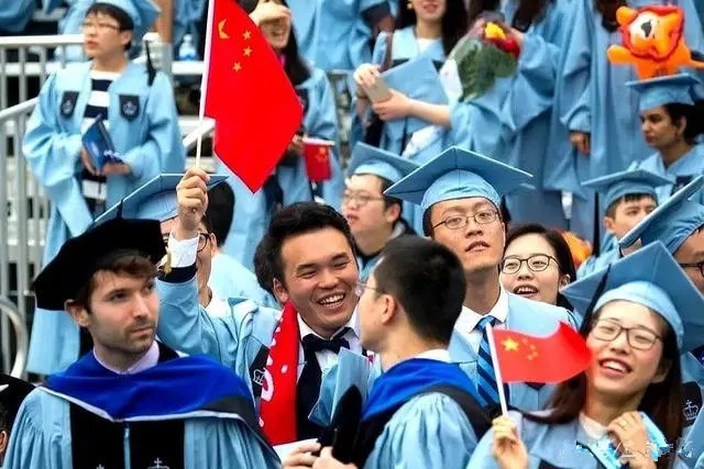 多伦多有多少中国留学生(西方不香了？英美澳加出台反华政策，中国留学生数量出现“腰斩”)