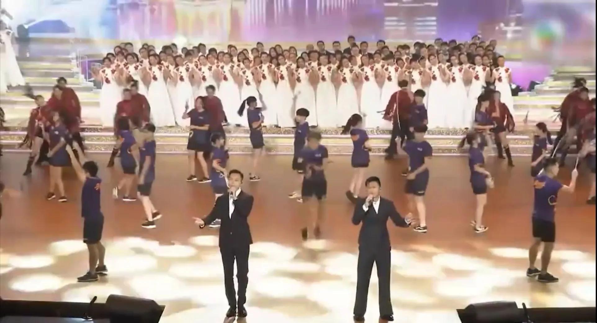 香港回归20周年，刘德华、谢霆锋、陈伟霆同唱《中国人》场面宏大