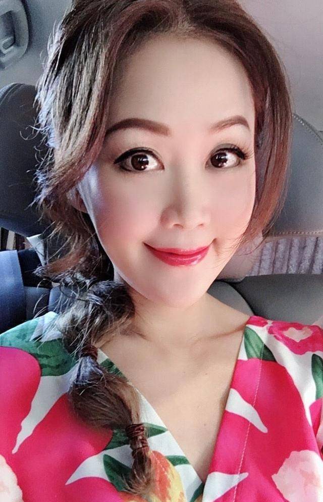 说起梁小冰这一位女星估计很多人都不陌生了,当年凭借着港姐选美比赛