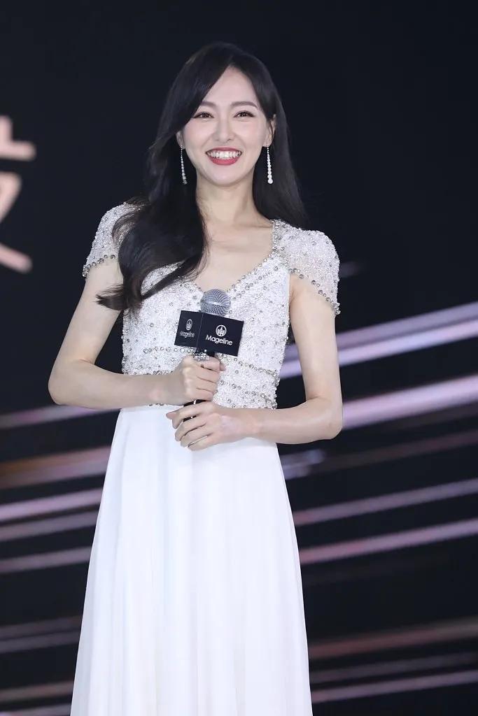 唐嫣穿镶珠礼服高贵优雅，一头长发温柔似水对镜头微笑超甜