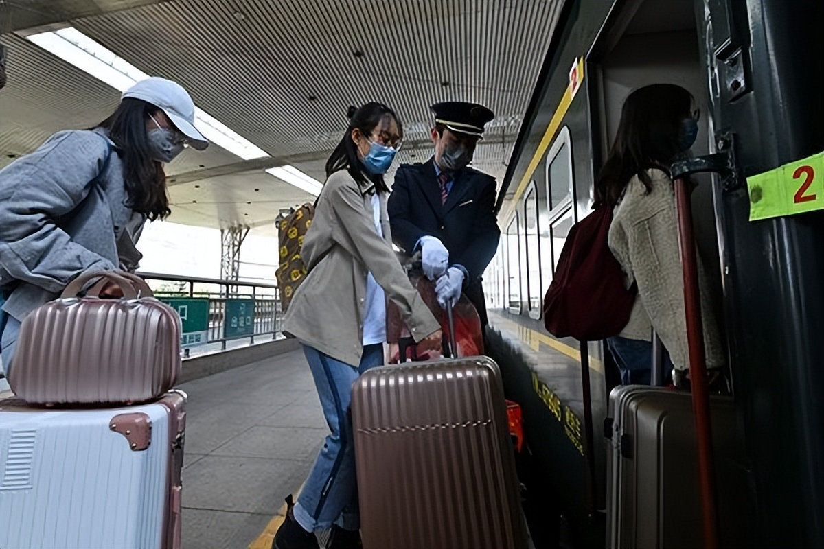 19年女孩火车上丢失录取通知书，民工大叔辗转送回，却得一句质问