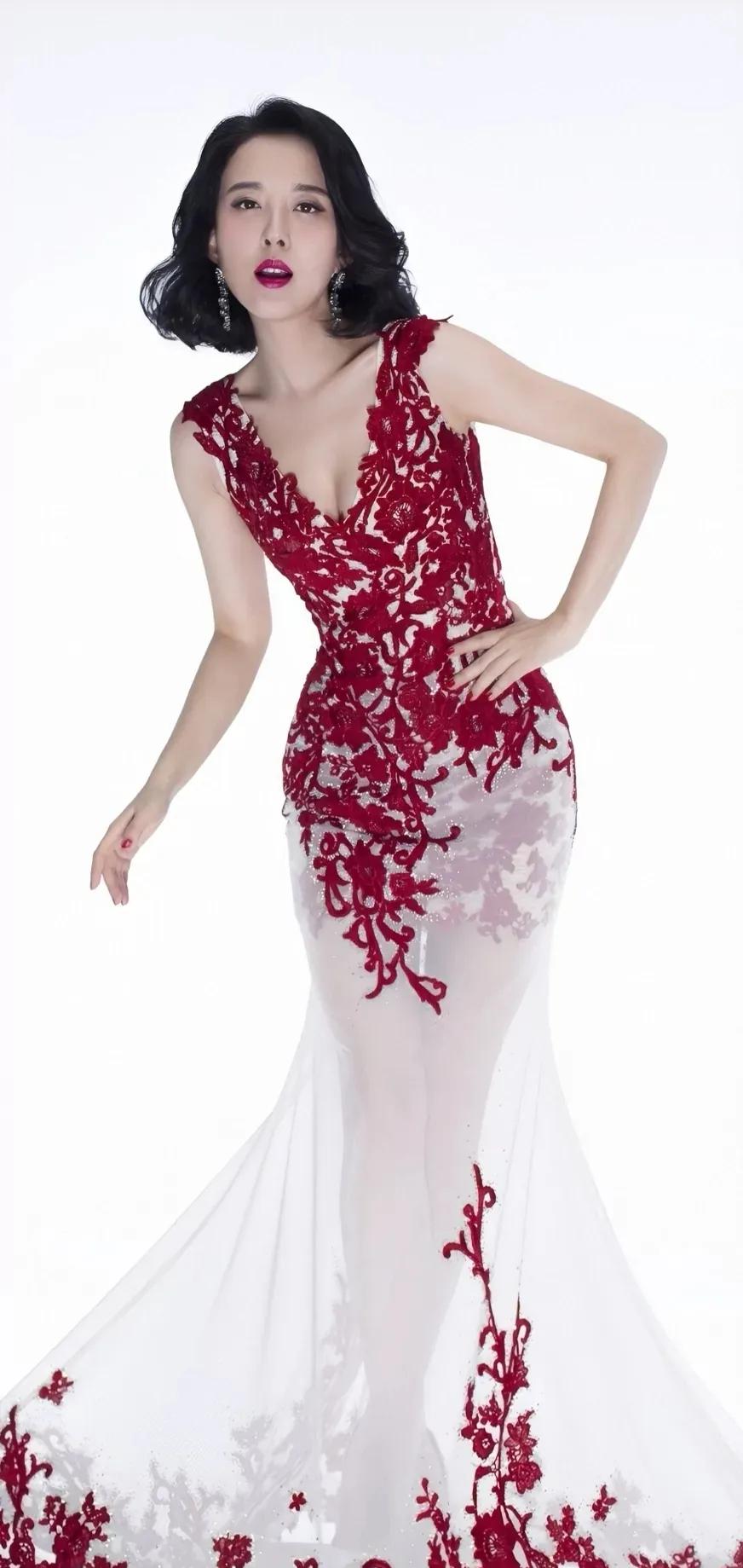 颜丹晨温柔对自己，打败时间，时尚又有女人味的美图合集