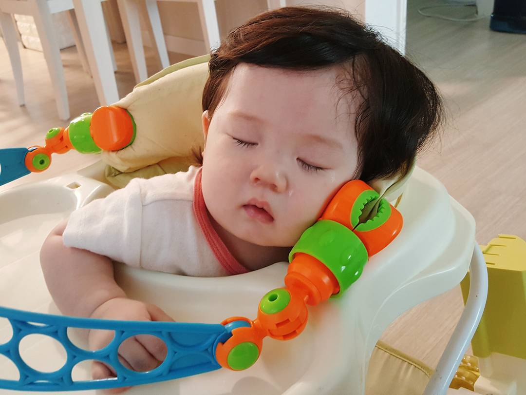 火遍全网的表情包小女孩!凭可爱萌翻所有人:骗我生女儿