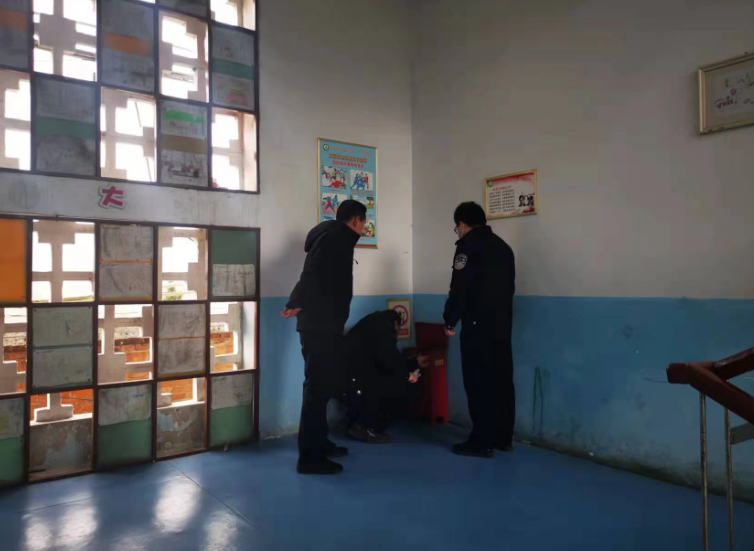 汉阴公安平梁派出所加强校园安全检查筑牢安全防线