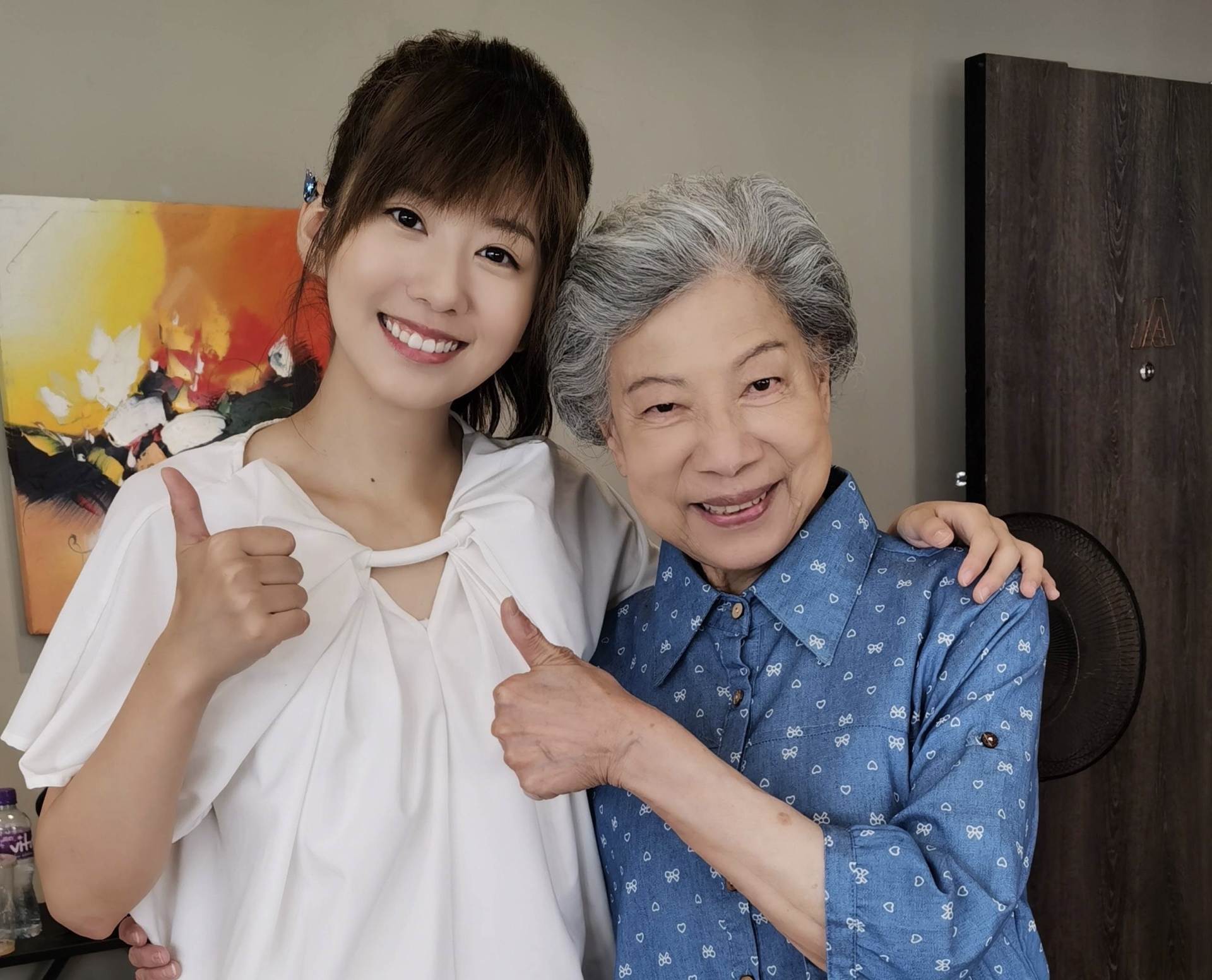 恭喜！新一代女神正式签约TVB成“亲生女”，长相甜美演技不尴尬