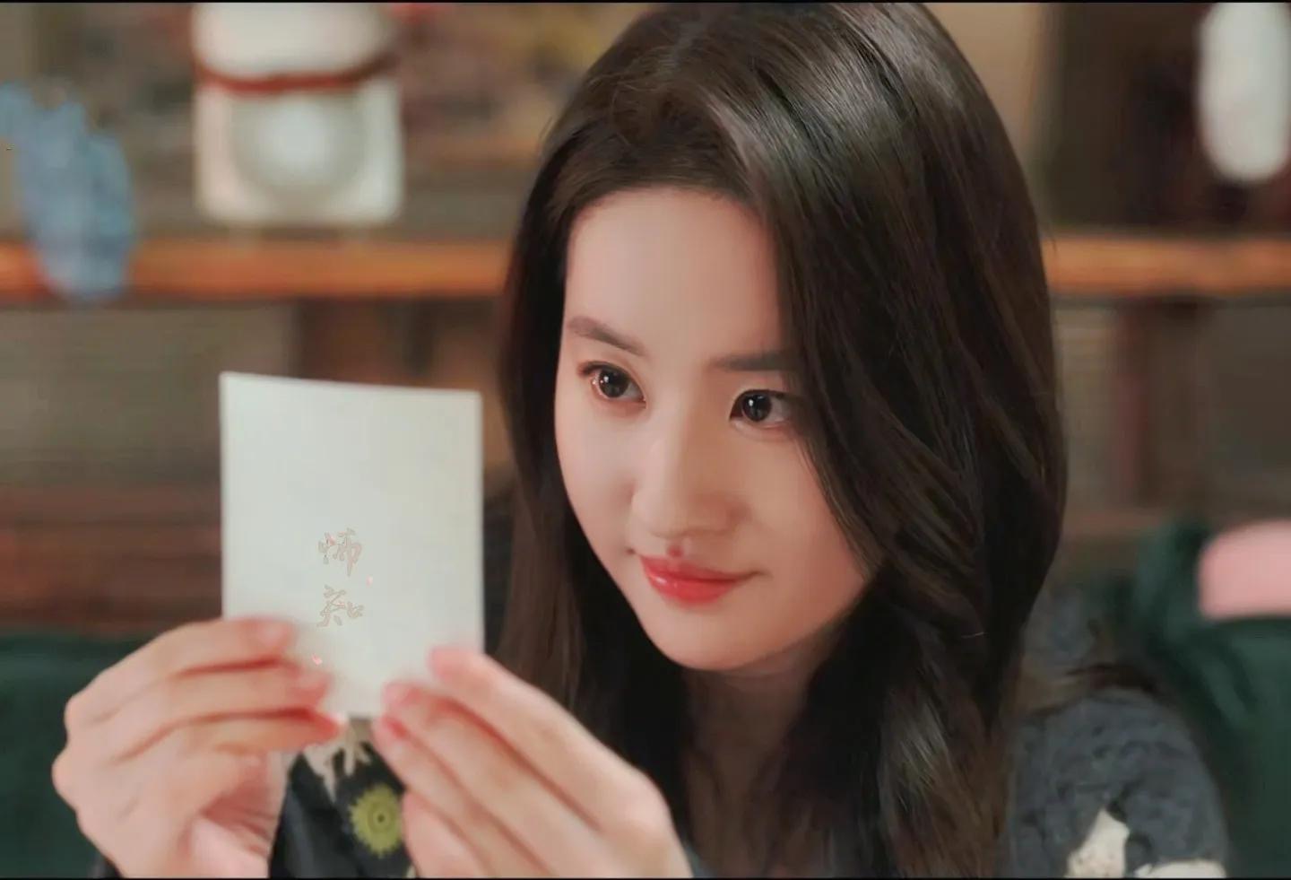 刘亦菲《玫瑰故事》黄衣路透明艳,14-34岁颜值变化,不愧是天仙