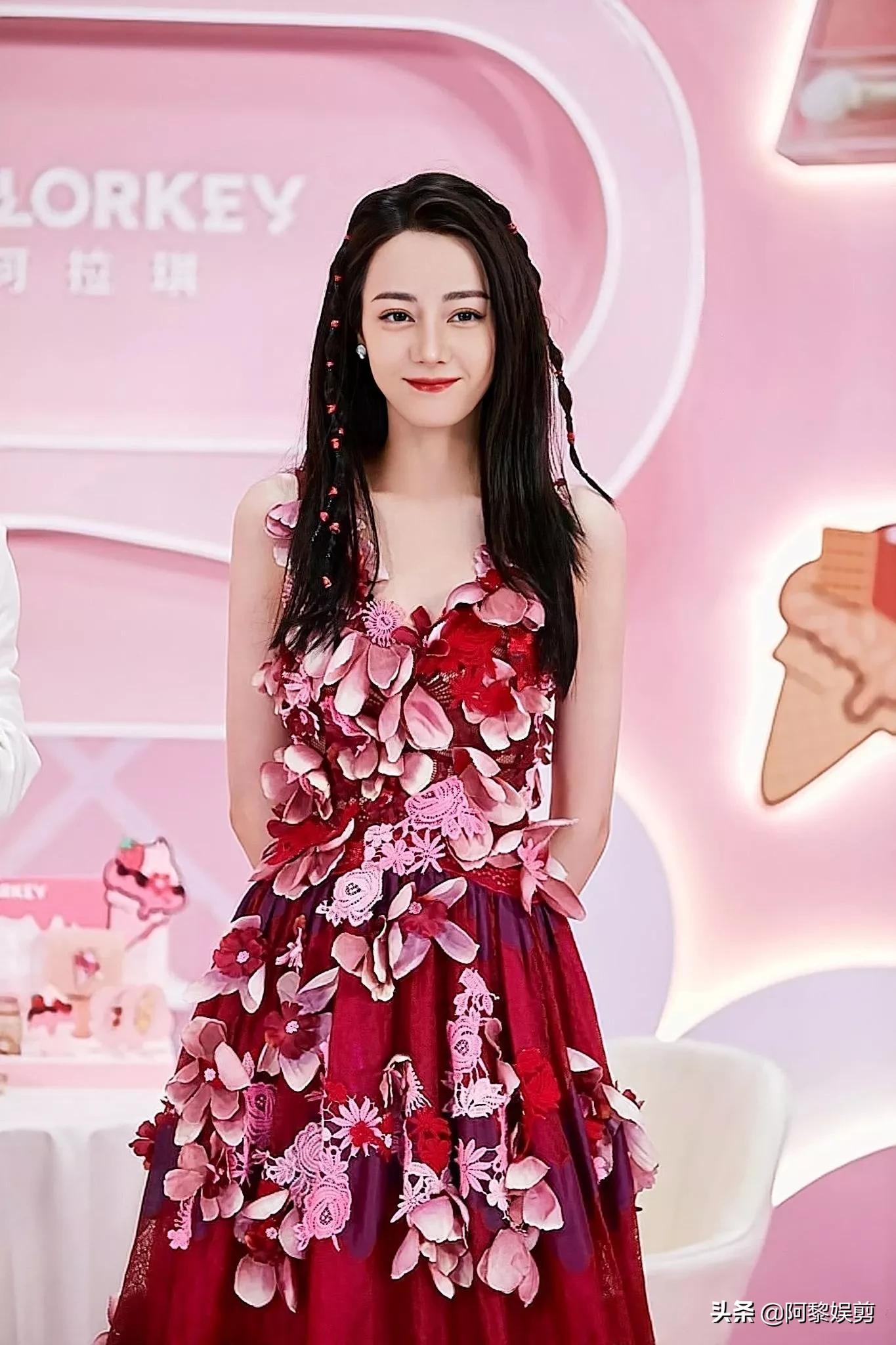 迪丽热巴，笑容纯净，像个桃花仙子