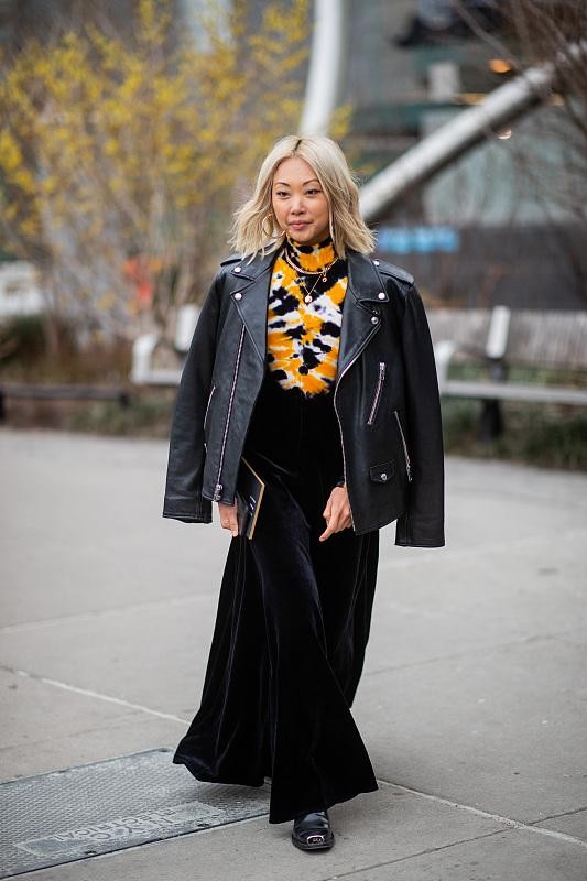 深色衣服图片(冬天穿黑色衣服搭配这个色就够了) - 赤虎壹号