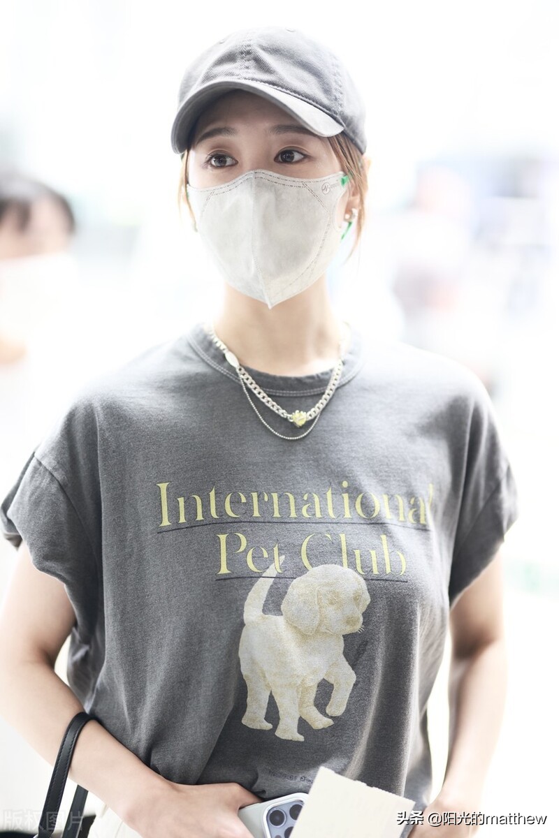 街拍：李纯灰色T恤+白裤子+棒球帽酷感十足