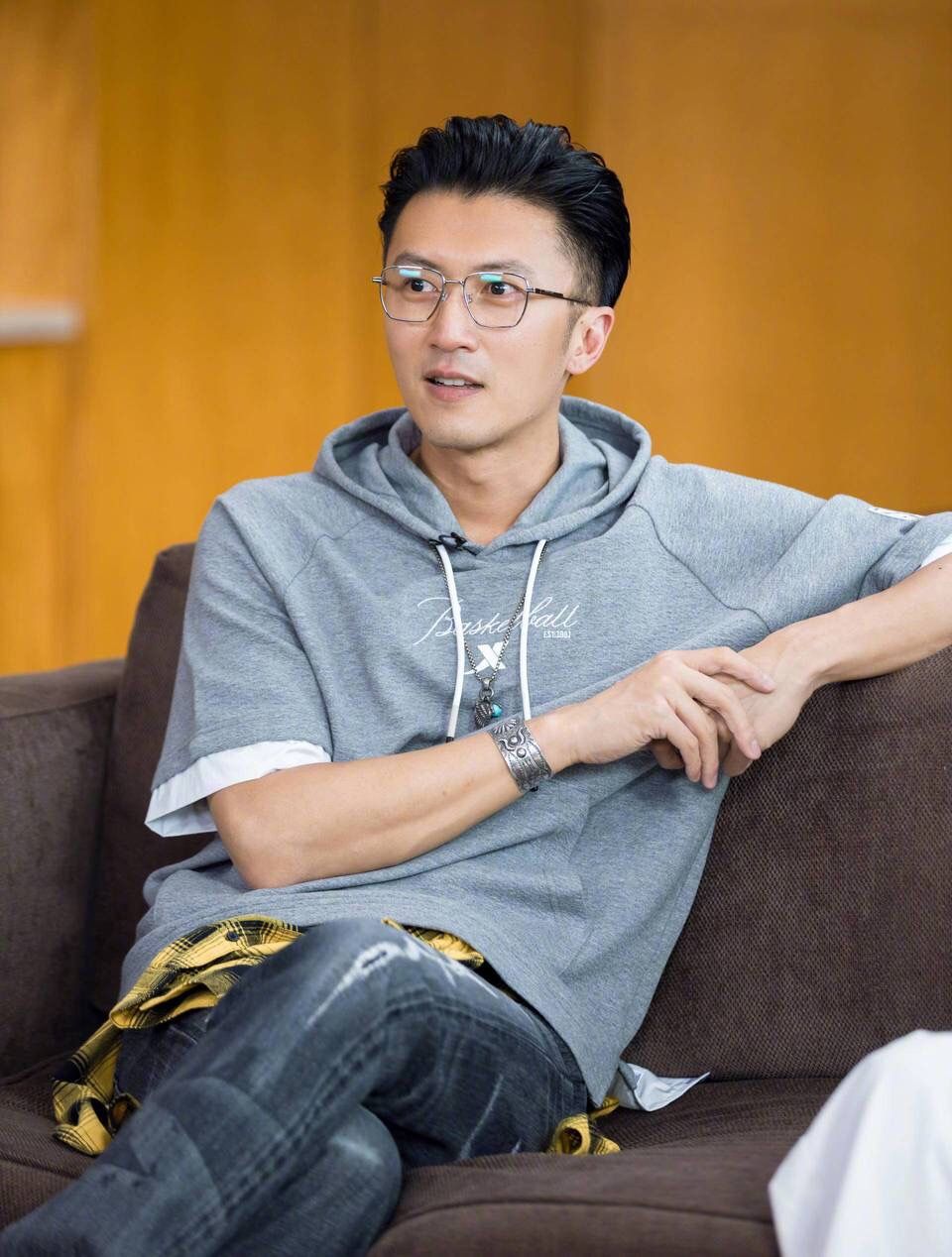 男人到了中年，尽量避开这3种发型，痞气又油腻，长得再帅也白搭