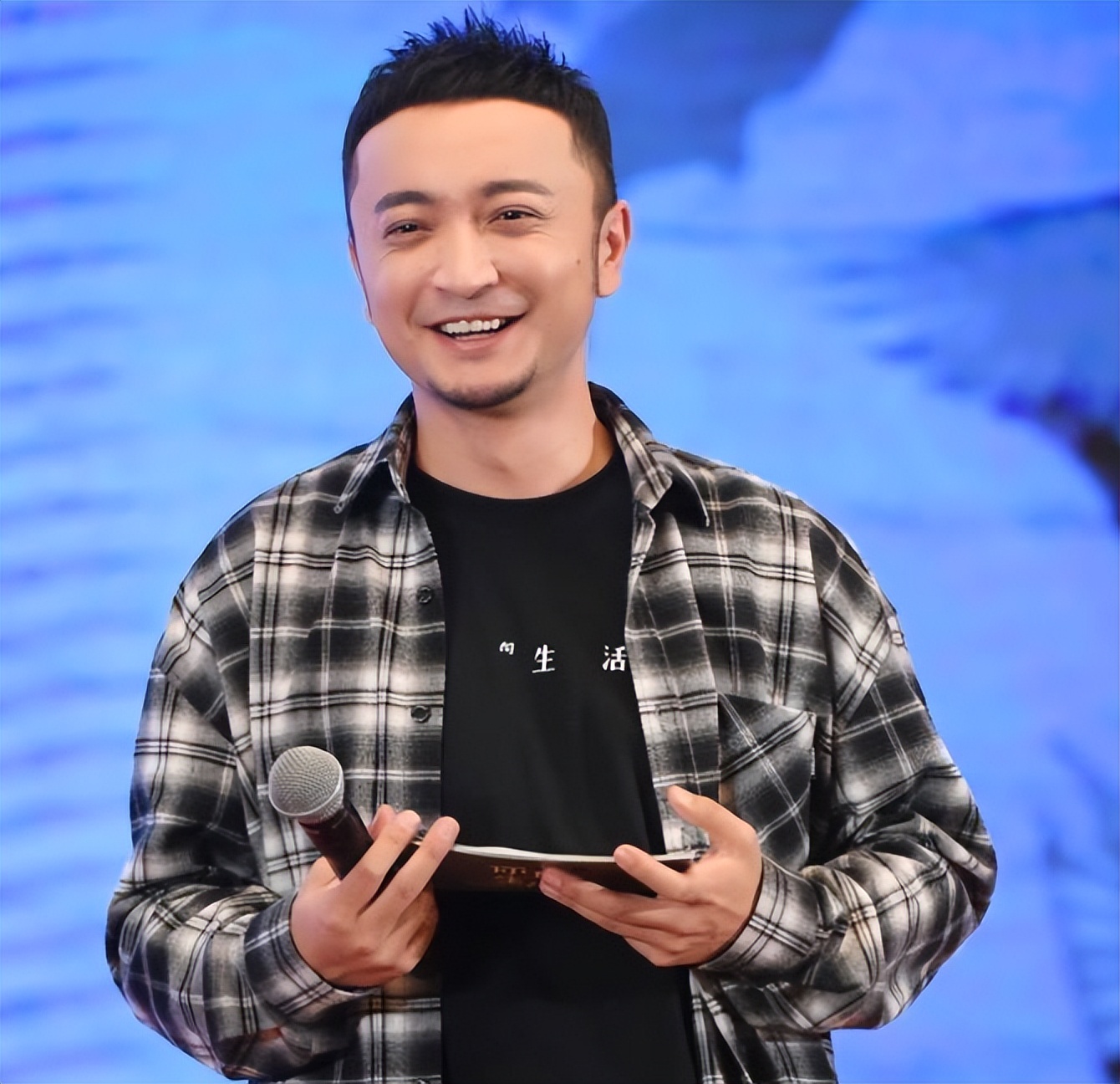 央视名嘴尼格买提:30岁娶新疆女孩,结婚10年无子,他过得好吗