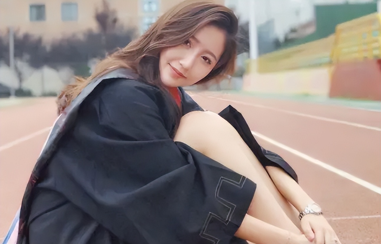 女生拍毕业照忘记化妆，合照中成“焦点”，网友：学校都国际化了