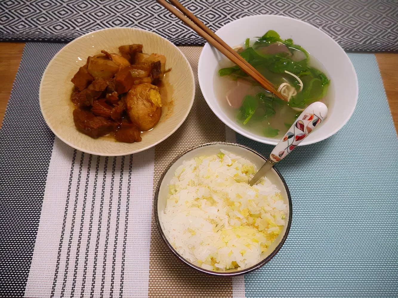 先吃蔬菜还是肉？想要减肥用勺子还是用筷子吃饭？揭秘这4个问题