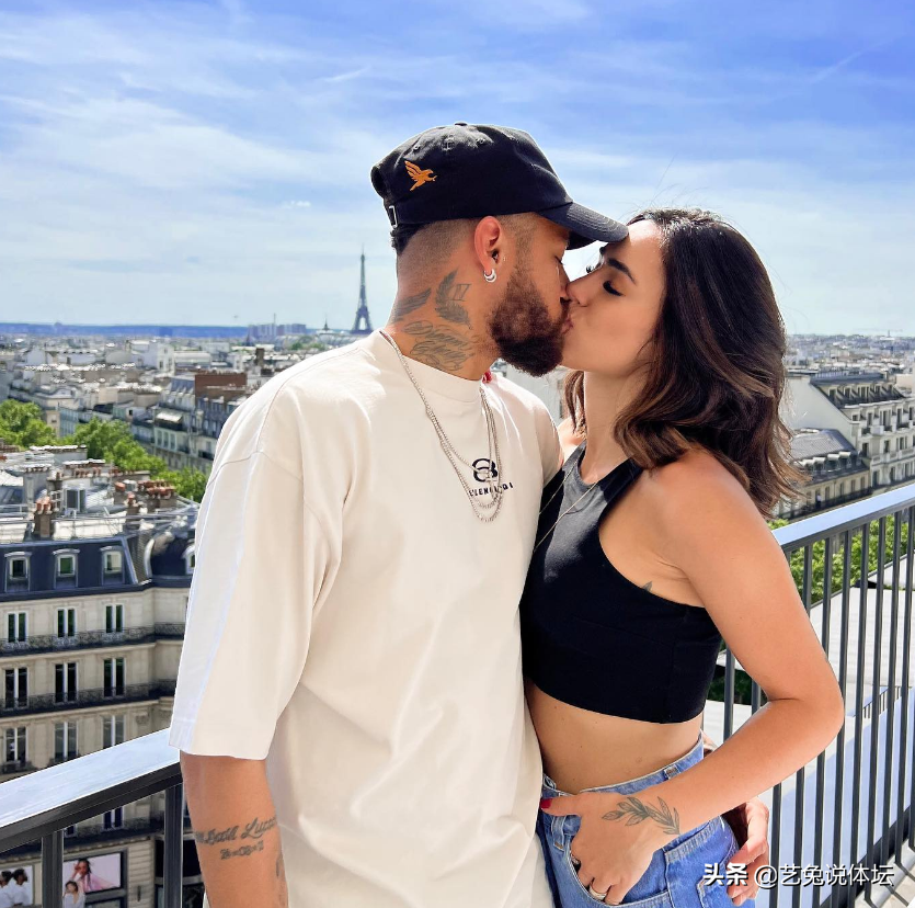 19岁成名的内马尔(内马尔带新女友海滩狂欢,两人都叫布鲁娜,长相神似